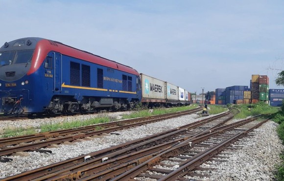 Đường sắt chuyển hướng vận tải hàng hóa để bù lỗ cho tàu khách