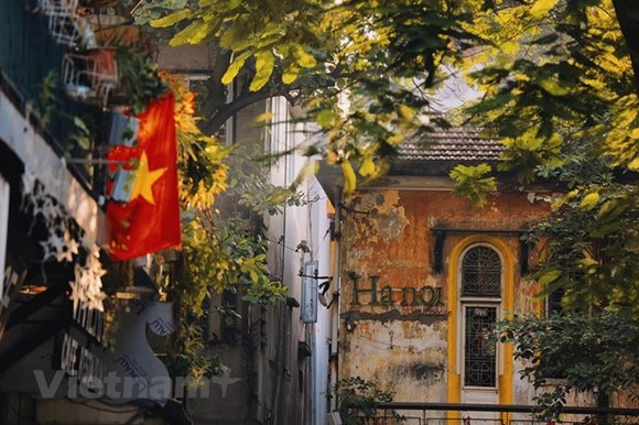 Ghé thăm Hà Nội những ngày đầu Đông, du khách không khỏi bất ngờ khi ngắm nhìn một hình ảnh thủ đô rất khác. (Ảnh: Minh Sơn/Vietnam+)
