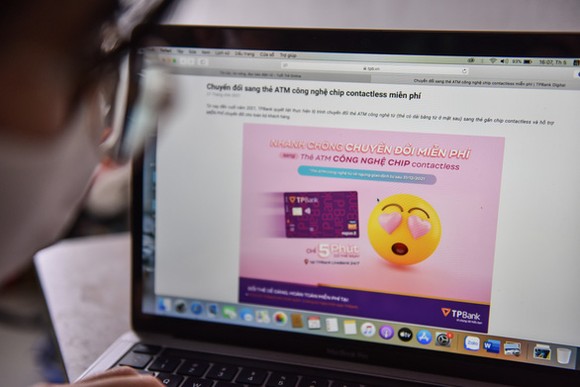 Đã có ngân hàng tạm dừng cung cấp dịch vụ qua thẻ từ để khuyến khích khách hàng chuyển đổi thẻ sang công nghệ mới - Ảnh: NGỌC PHƯỢNG