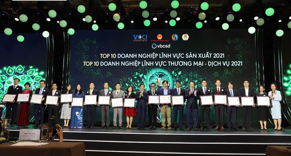 Đại diện VCCI trao giải thưởng Top 10 doanh nghiệp bền vững lĩnh vực Sản xuất và Thương mại – Dịch vụ tại Việt Nam năm 2021