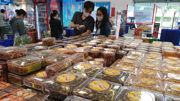 Người dân mua sắm hạt dưa, hạt điều, mứt Tết... tại siêu thị Co.opmart Chu Văn An vào sáng 19-12 - Ảnh: N.TRÍ