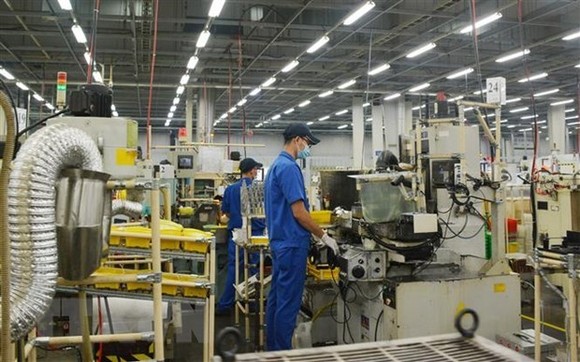 Công nhân làm việc tại Khu Công nghiệp Linh Trung 1. (Ảnh: Hồng Pha/TTXVN phát.)