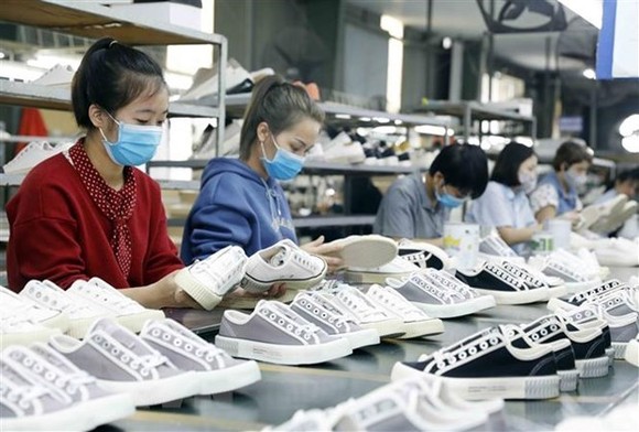 Sản xuất giày xuất khẩu sang thị trường châu Âu tại Công ty TNHH Hóa dệt Hà Tây. (Ảnh: Trần Việt/TTXVN)