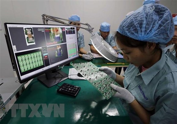 Sản xuất linh kiện điện tử chất lượng cao tại Công ty Cổ phần Manutronic Việt Nam. (Ảnh: Trần Việt/TTXVN)