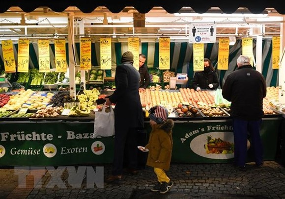 Người dân mua hàng tại khu chợ ở Berlin, Đức. (Ảnh: THX/TTXVN)