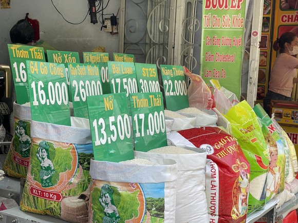 Giá gạo tại một sạp gạo trên đường Vườn Chuối (quận 3, TP.HCM) được chỉnh lên theo... giá xăng - Ảnh: THẢO THƯƠNG