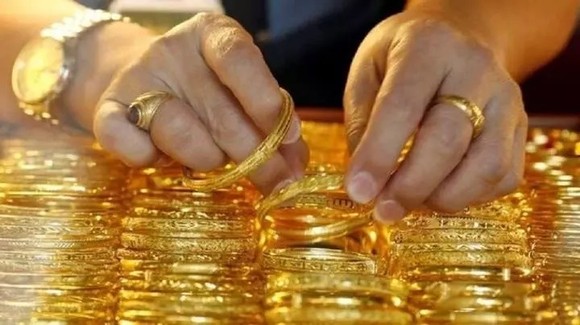 Vàng trong nước liên tục đắt kỷ lục so với thế giới sẽ gây hệ lụy gì?