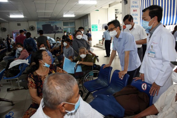 Phó Thủ tướng khảo sát thực tế tình trạng thiếu thuốc và trang thiết bị y tế tại Bệnh viện Chợ Rẫy