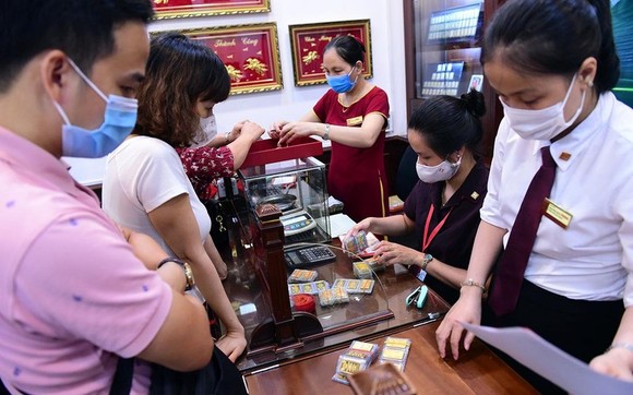Người dân mua bán vàng tại Hà Nội. (Ảnh DŨNG MINH)