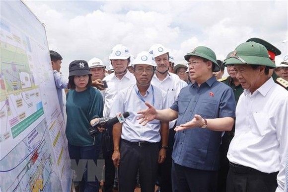 Chủ tịch Quốc hội Vương Đình Huệ kiểm tra tại Dự án đầu tư xây dựng Cảng hàng không quốc tế Long Thành. (Ảnh: Doãn Tấn/TTXVN)