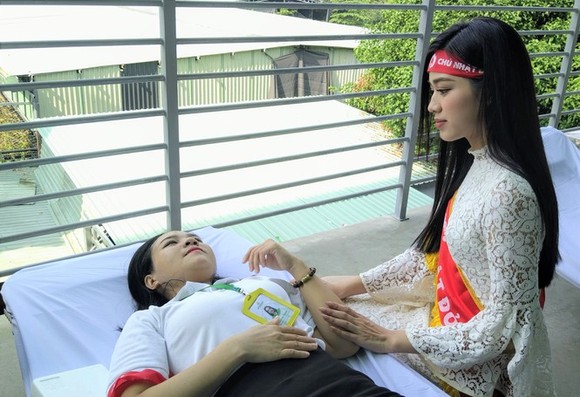 Hoa hậu Đỗ Thị Hà sát cánh cùng chương trình hiến máu tình nguyện