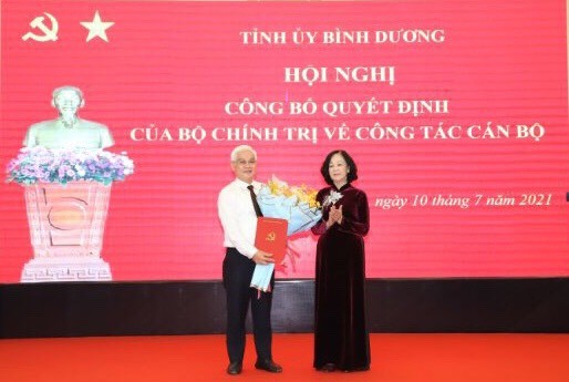 Đồng chí Trương Thị Mai tặng hoa chúc mừng tân Bí thư Tỉnh ủy Bình Dương