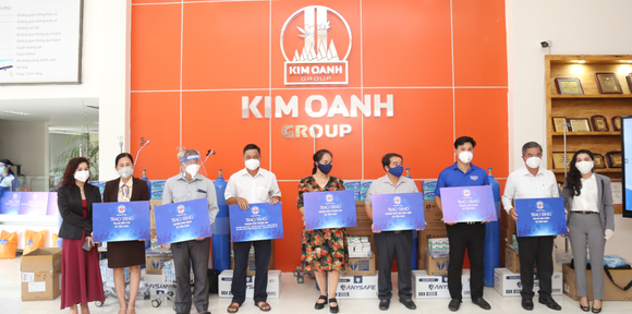 Tặng gạo và trang thiết bị y tế cho tỉnh Đồng Nai, Bình Dương ảnh 1