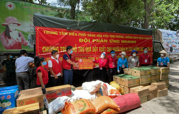 Đội phản ứng nhanh tỉnh Bình Dương tặng hàng hóa cứu trợ cho Trung tâm nhân đạo Quê Hương