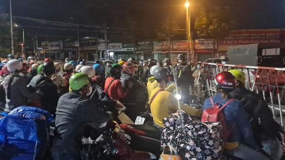 Bình Dương: Hàng trăm người dân đi xe máy về quê được vận động ở lại  ảnh 1