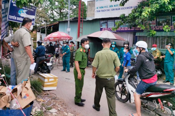 Lực lượng chức năng TP Thuận An đã vận động hàng trăm người dân quay về nhà trọ nghỉ ngơi
