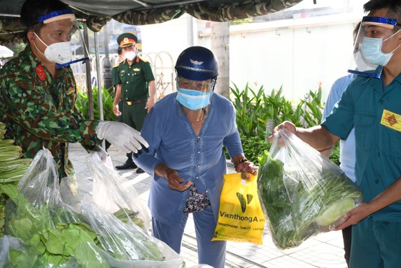 Quân khu 7 tổ chức 'Gian hàng 0 đồng' hỗ trợ người khó khăn ở quận Bình Tân ảnh 2