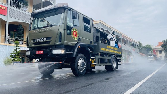 Gần 2.000 cán bộ chiến sĩ tham gia phun thuốc khử khuẩn trên toàn TPHCM ảnh 10