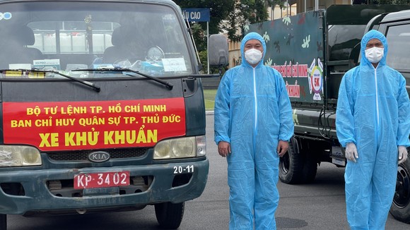 Gần 2.000 cán bộ chiến sĩ tham gia phun thuốc khử khuẩn trên toàn TPHCM ảnh 4