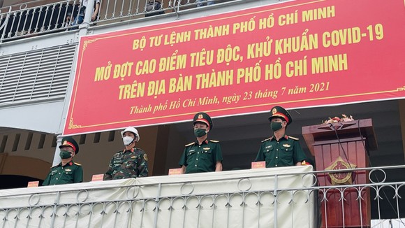 Gần 2.000 cán bộ chiến sĩ tham gia phun thuốc khử khuẩn trên toàn TPHCM ảnh 1