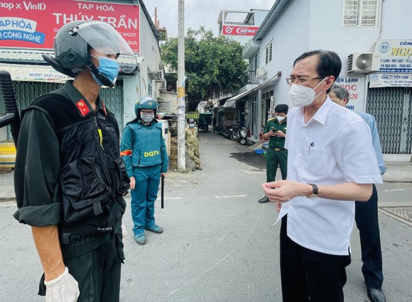 Trưởng Ban Nội chính Thành ủy TPHCM kiểm tra, thăm hỏi người dân trong khu phong tỏa ở quận 6 ảnh 5