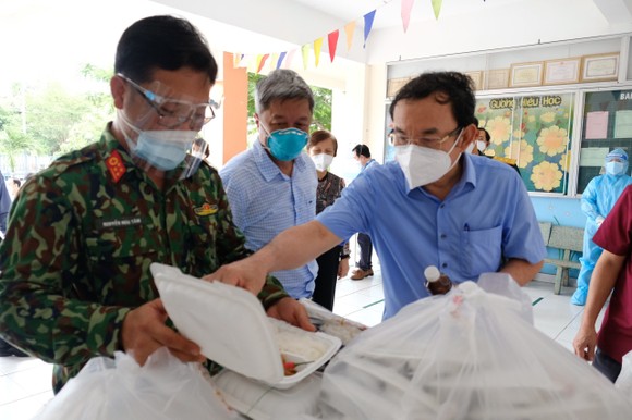 Bí thư Thành ủy TPHCM Nguyễn Văn Nên đi thăm, động viên F0 trong bệnh viện dã chiến ảnh 9