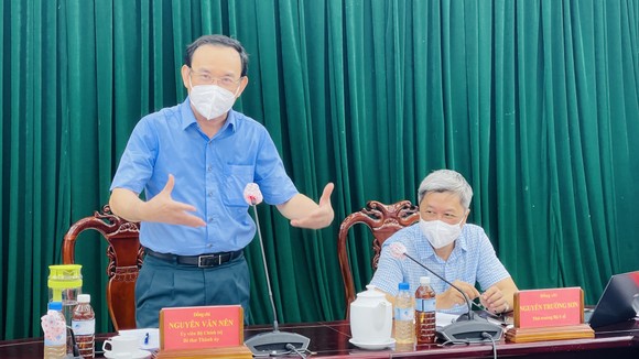 Bí thư Thành ủy TPHCM Nguyễn Văn Nên đi thăm, động viên F0 trong bệnh viện dã chiến ảnh 6