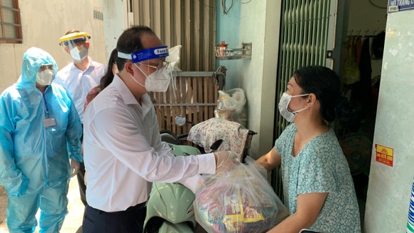 Phó Bí thư Thành ủy TPHCM Nguyễn Hồ Hải thăm hỏi, tặng quà bà con khó khăn trong khu phong tỏa ảnh 2