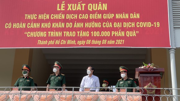 Bộ Tư lệnh TPHCM xuất quân trao tặng 100.000 phần quà giúp nhân dân gặp khó khăn do dịch Covid-19 ảnh 1
