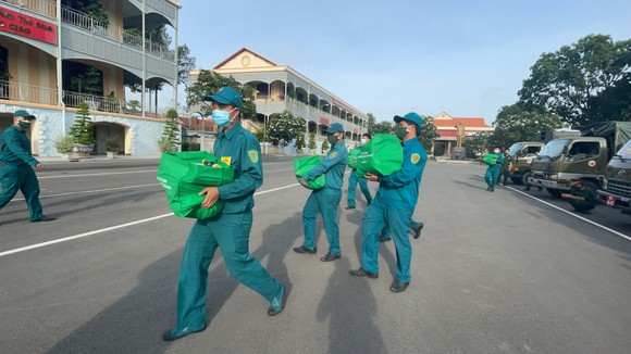 Bộ Tư lệnh TPHCM xuất quân trao tặng 100.000 phần quà giúp nhân dân gặp khó khăn do dịch Covid-19 ảnh 5