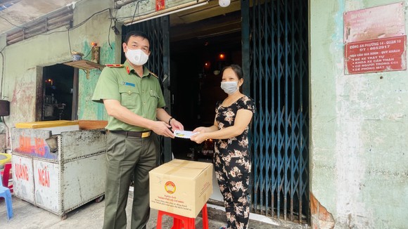 Công an TPHCM rà soát lập danh sách người dân khó khăn cần hỗ trợ ảnh 1