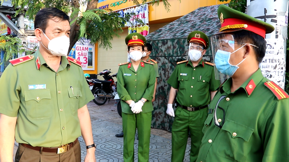 Lãnh đạo Công an TPHCM thăm hỏi, trao quà cán bộ chiến sĩ tại chốt kiểm soát phòng, chống dịch ảnh 1