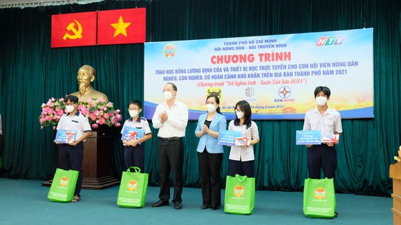 Hội Nông dân TPHCM trao 654 suất học bổng Lương Định Của cho học sinh khó khăn ảnh 2