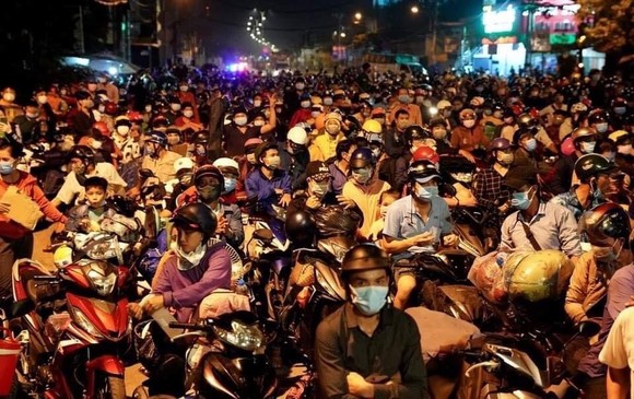 Công an TPHCM phối hợp đưa người dân miền Tây về quê bằng xe khách ảnh 1