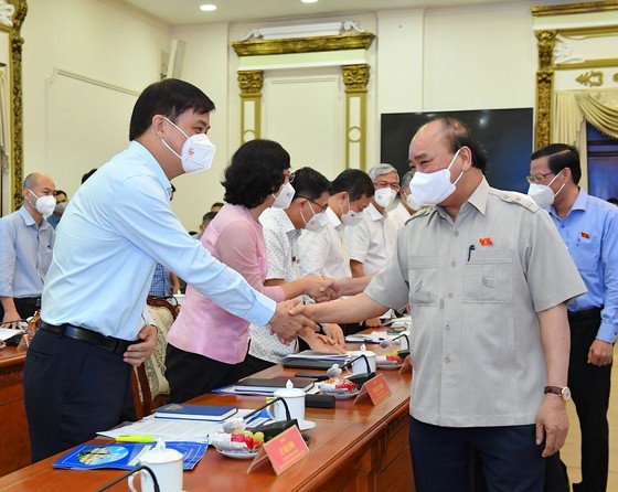 Chủ tịch nước Nguyễn Xuân Phúc gợi mở cách kiểm soát dịch và phát triển kinh tế cho TPHCM ảnh 15