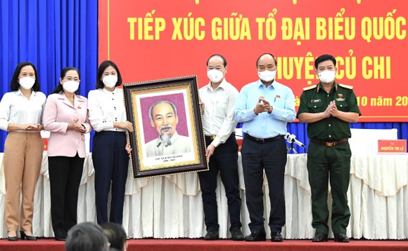 Chủ tịch nước Nguyễn Xuân Phúc gợi mở cách kiểm soát dịch và phát triển kinh tế cho TPHCM ảnh 8