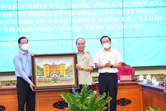 Chủ tịch nước Nguyễn Xuân Phúc gợi mở cách kiểm soát dịch và phát triển kinh tế cho TPHCM ảnh 3
