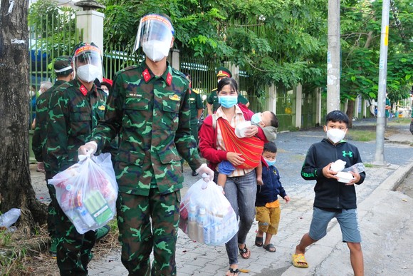 94 người dân đi bộ qua TPHCM được tiêm vaccine và hỗ trợ xe về quê ảnh 2