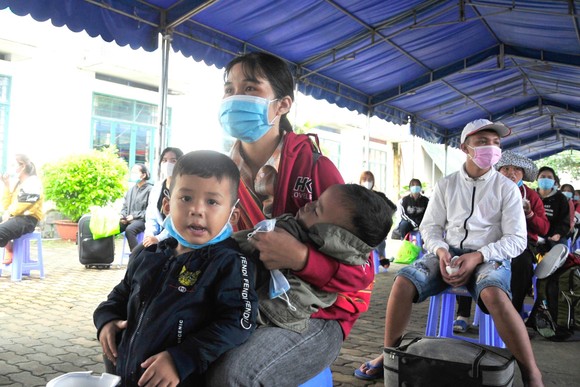 94 người dân đi bộ qua TPHCM được tiêm vaccine và hỗ trợ xe về quê ảnh 4