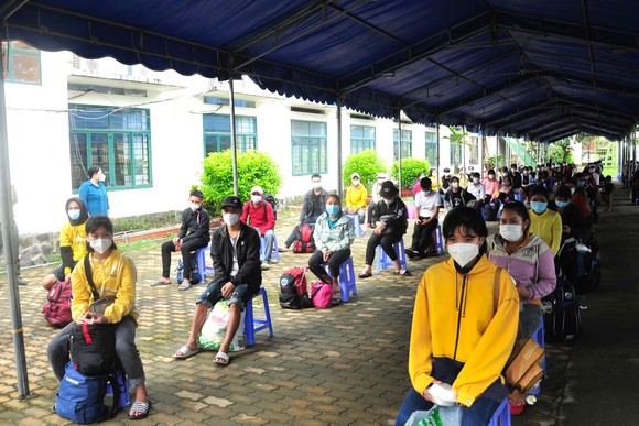 94 người dân đi bộ qua TPHCM được tiêm vaccine và hỗ trợ xe về quê ảnh 3