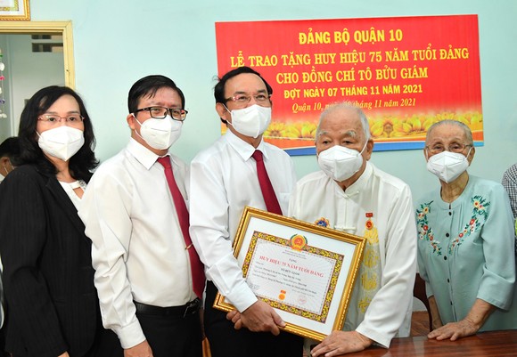 Bí thư Thành ủy TPHCM Nguyễn Văn Nên trao Huy hiệu 75 năm tuổi Đảng cho các đảng viên ảnh 3