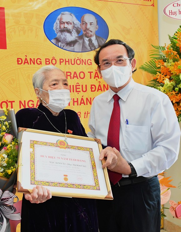 Bí thư Thành ủy TPHCM Nguyễn Văn Nên trao Huy hiệu 75 năm tuổi Đảng cho các đảng viên ảnh 2