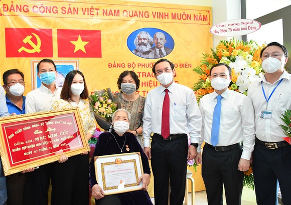 Bí thư Thành ủy TPHCM Nguyễn Văn Nên trao Huy hiệu 75 năm tuổi Đảng cho các đảng viên ảnh 4