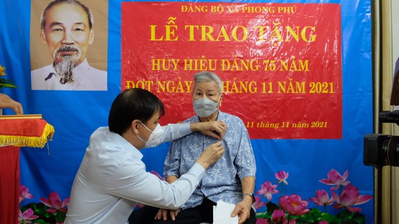 Trao tặng Huy hiệu 75 năm tuổi Đảng cho đồng chí Lê Quang Đồng ảnh 1