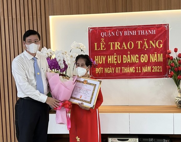 Trao tặng Huy hiệu 75 năm tuổi Đảng cho đồng chí Lê Quang Đồng ảnh 3