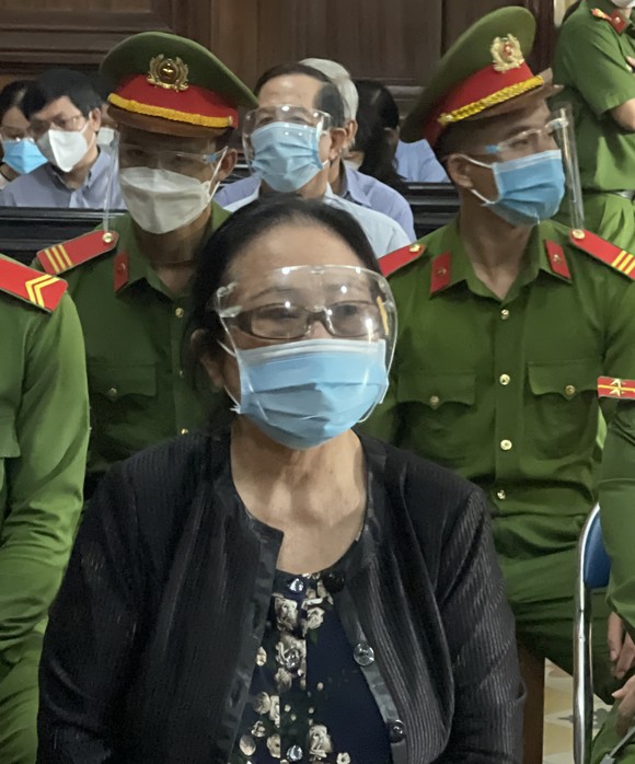 Trước tòa, nữ đại gia Dương Thị Bạch Diệp nói “không hiểu” cáo trạng ảnh 1