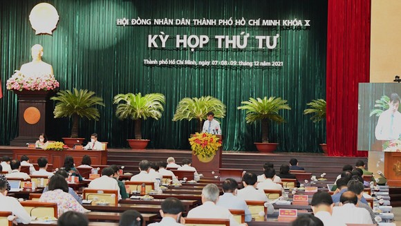 Phó Chủ tịch UBND TPHCM Lê Hòa Bình trình bày tờ trình. Ảnh: VIỆT DŨNG
