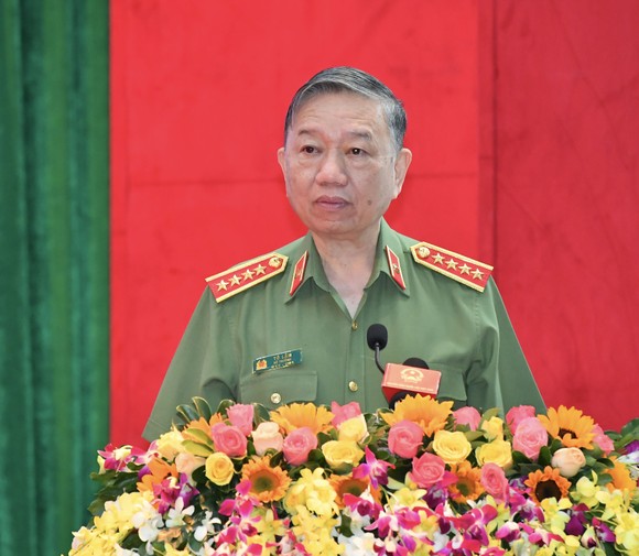 Chủ tịch Quốc hội Vương Đình Huệ: Lực lượng công an bảo đảm trật tự kỹ cương trong bối cảnh dịch bệnh ảnh 3