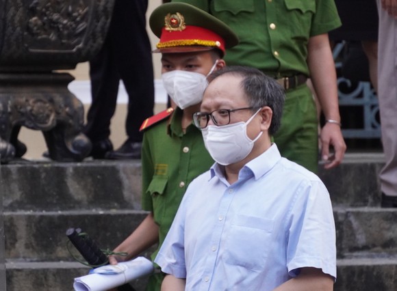 Bị cáo Tất Thành Cang đề nghị triệu tập Chủ tịch HĐQT Công ty Nguyễn Kim lên tòa để đối chất ảnh 1