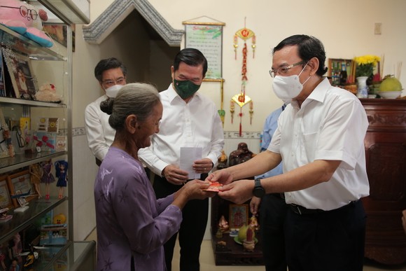 Bí thư Thành ủy TPHCM Nguyễn Văn Nên trao quà cho người nghèo, công nhân tại tỉnh Đồng Nai ảnh 2